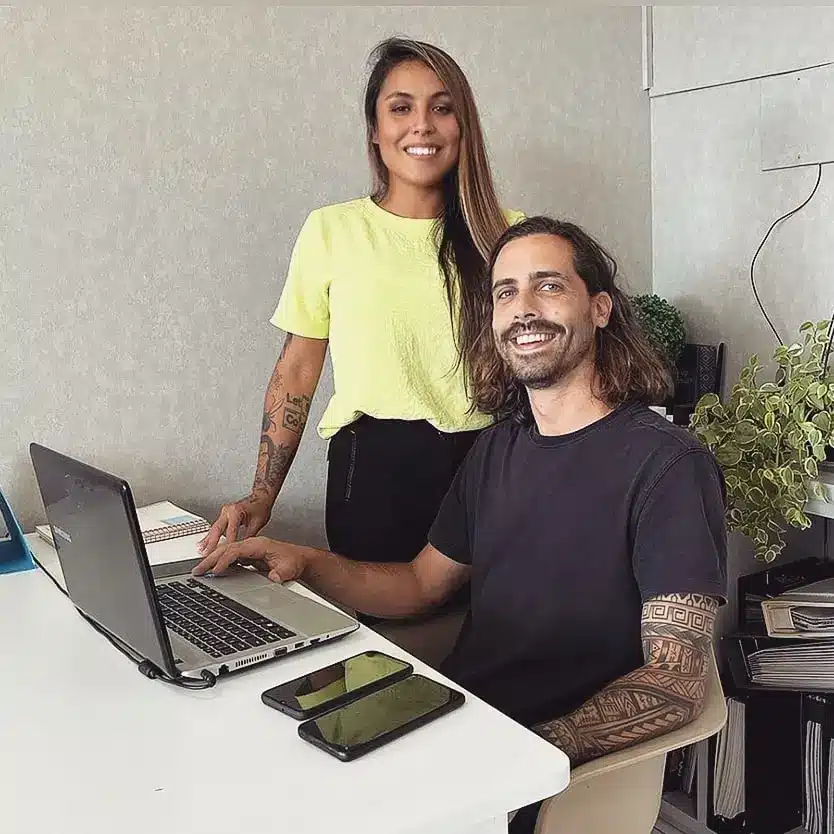 Imagem do casal Talitha e Guilherme, sócios e proprietário da BG LIMP, empresa de limpeza e higienização profissional de estofados